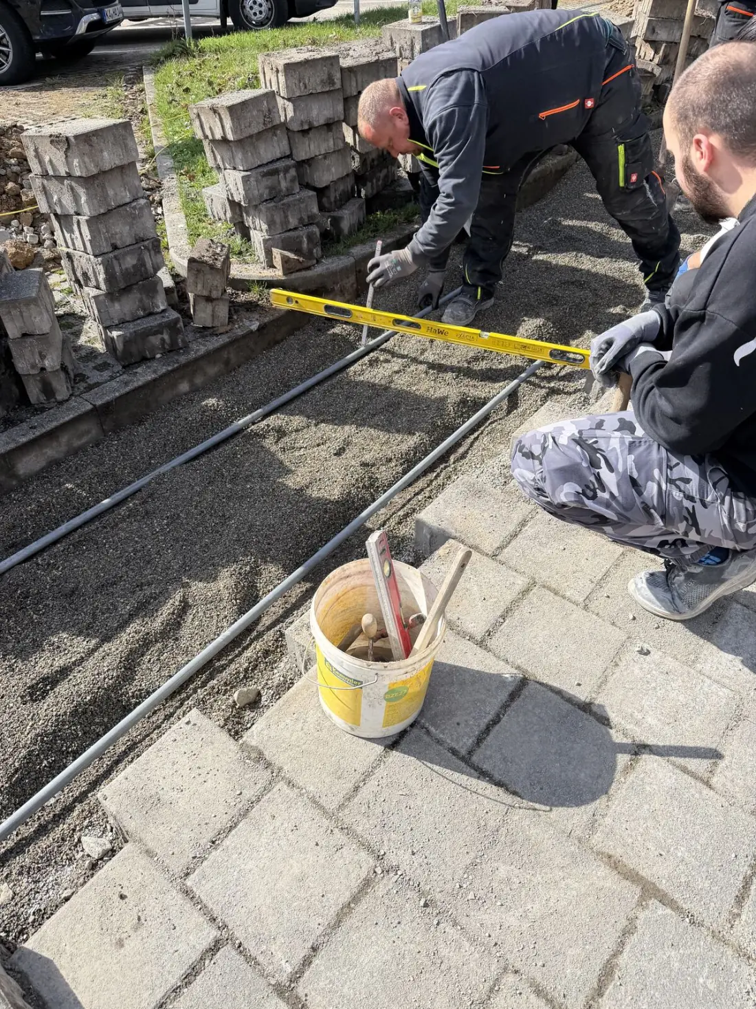 Team von Räum und Abrissprojekt belädt den Transporter bei einer Entrümpelung in Pforzheim