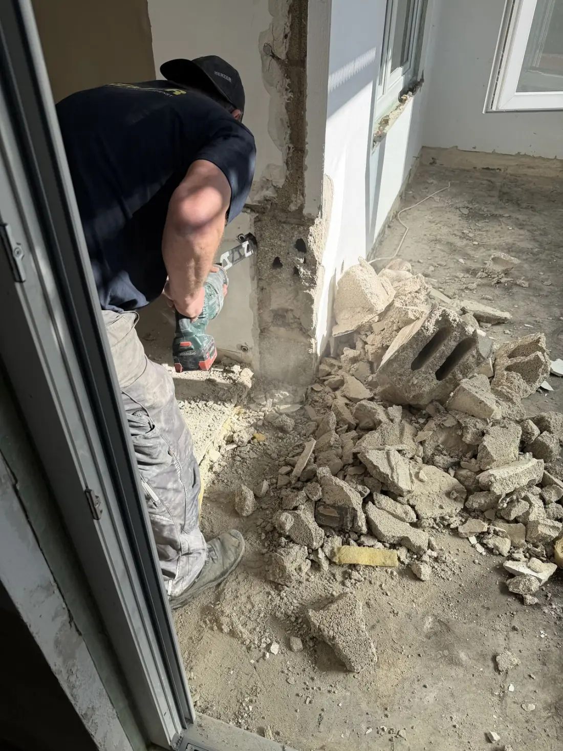 RäumProjekt-Team im Einsatz vor dem Firmentransporter